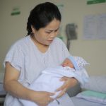 Bé trai chào đời cùng khối u lớn bất thường của người mẹ