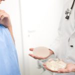 Đổ xô đi nâng ngực, hơn 400 phụ nữ đau xót vì mắc ung thư máu