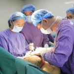 Người phụ nữ khốn khổ ngủ nghiêng vì ngực bên bé, bên to gấp 5 lần